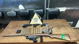 Homem é preso com armas, munições e cheque de R$ 481 mil em operação da PM em Itaúna