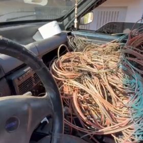 Veja vídeo: PM prende dois homens e recupera cerca de 500 quilos de fios de cobre furtados em Divinópolis