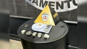 Homem é preso por tráfico após tentar fugir da PM em Itaúna