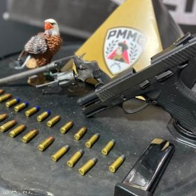PM prende dois homens e apreende armas após denúncia de tiros em Itaúna