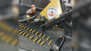PM prende dois homens e apreende armas após denúncia de tiros em Itaúna