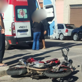 Colisão entre carro e moto deixa motociclista ferido no Quintino, em Divinópolis