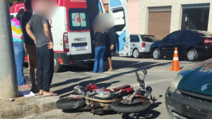 Colisão entre carro e moto deixa motociclista ferido no Quintino, em Divinópolis