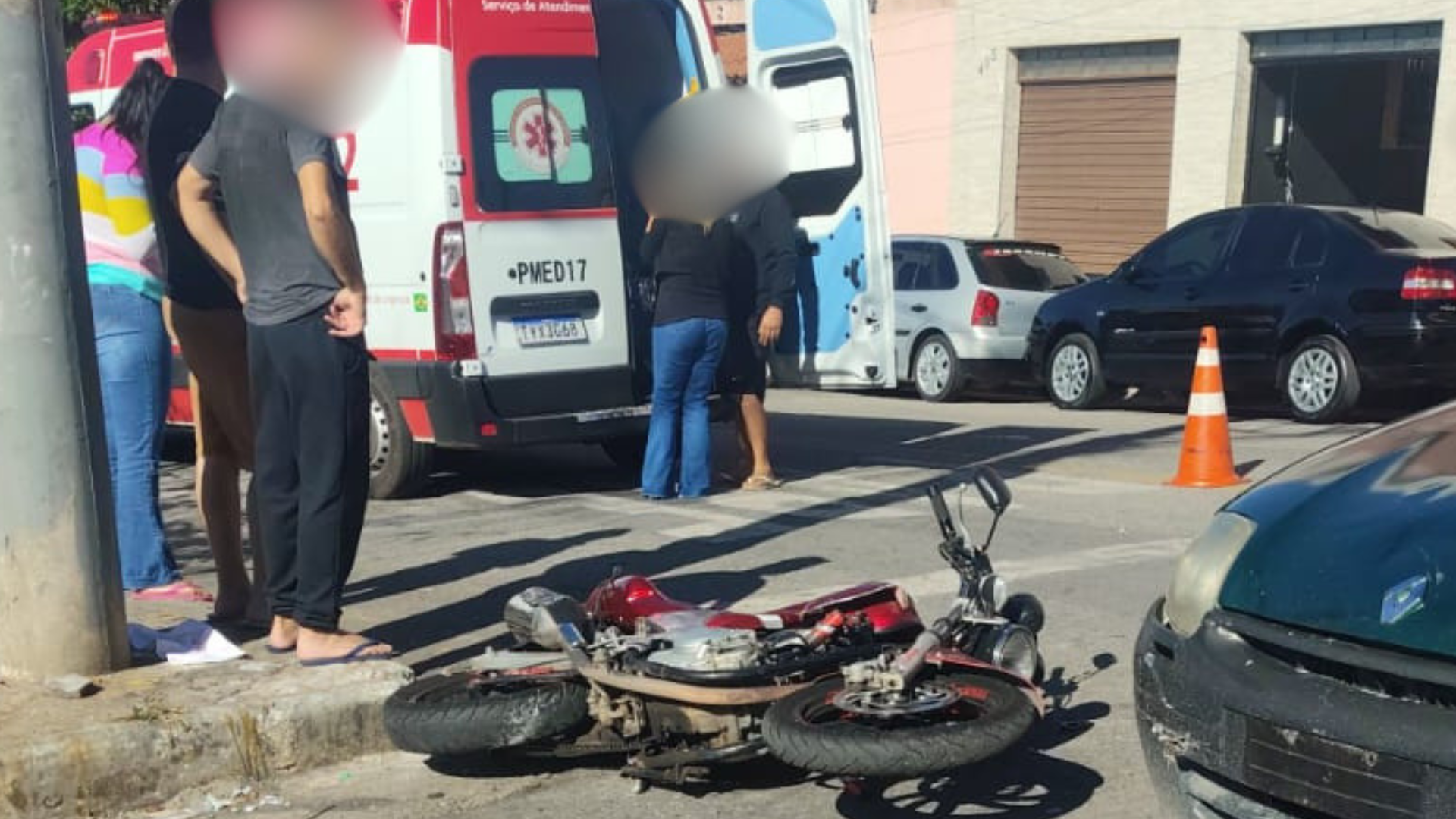 Colisão entre carro e moto deixa motociclista ferido no Quintino, em Divinópolis