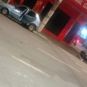 Colisão entre dois carros é registrada na noite deste sábado (27)