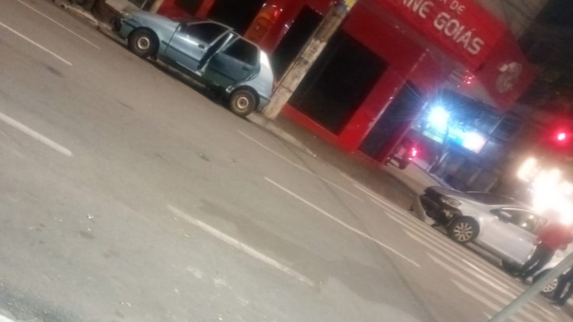 Colisão entre dois carros é registrada na noite deste sábado (27)