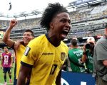 Angelo Preciado celebra a classificação do Equador para as oitavas de final da Copa do Mundo