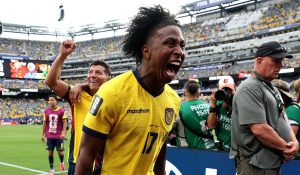 Angelo Preciado celebra a classificação do Equador para as oitavas de final da Copa do Mundo