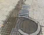 Esgoto a céu aberto preocupa comerciantes e pedestres no Centro de Divinópolis