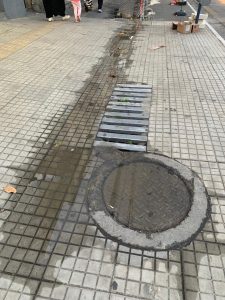 Esgoto a céu aberto preocupa comerciantes e pedestres no Centro de Divinópolis
