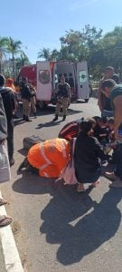 Menino de 7 anos atravessa rua correndo e é atropelado por moto em Formiga