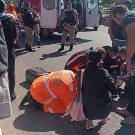 Menino de 7 anos atravessa rua correndo e é atropelado por moto em Formiga