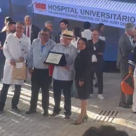 Lula recebe placa de reconhecimento à ampliação do tratamento oncológico no Hospital do Câncer de Divinópolis