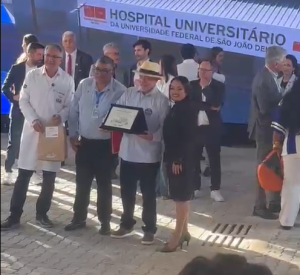 Lula recebe placa de reconhecimento à ampliação do tratamento oncológico no Hospital do Câncer de Divinópolis