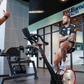 Neymar faz novo exame e segue sem treinar na seleção brasileira