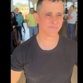 Eduardo Azevedo fala sobre Matheus durante o velório em Divinópolis