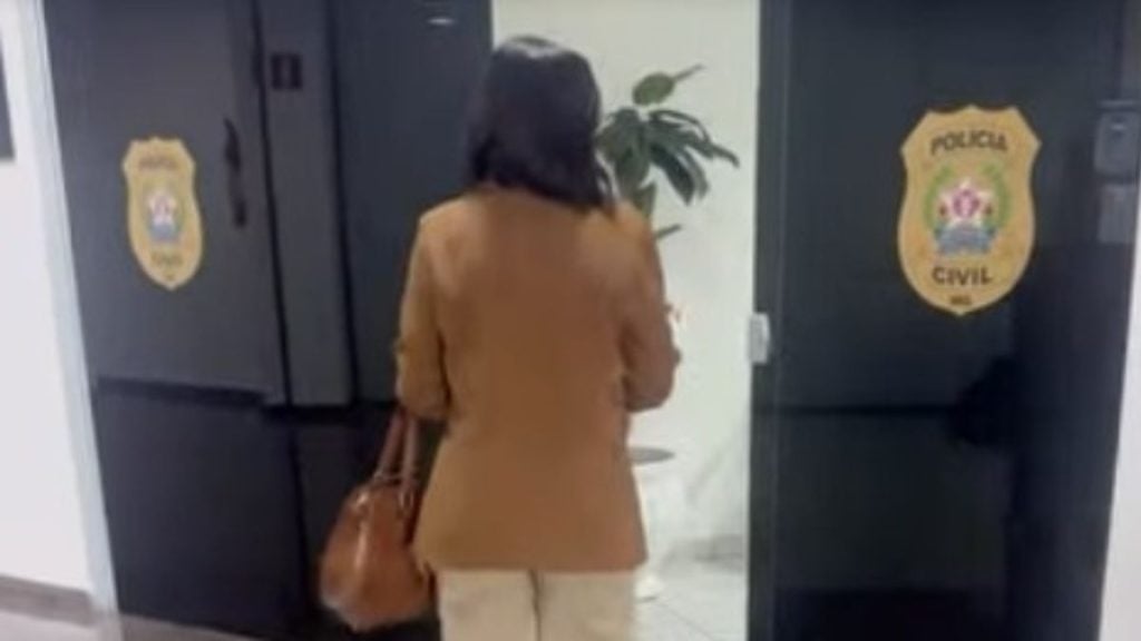 Prefeita Janete Aparecida no 7º Departamento da Polícia Civil de Divinópolis registrando boletim de ocorrência