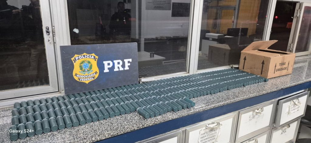 PRF apreende 600 kg de p&oacute;lvora clandestina na BR-262, em Bom Despacho
