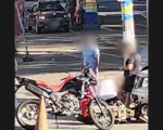 Acidente entre carro e moto mobiliza motoristas na Rua Goiás em Divinópolis