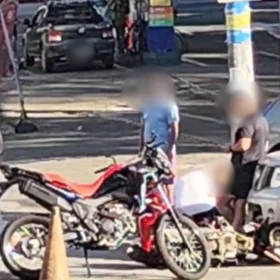 Acidente entre carro e moto mobiliza motoristas na Rua Goiás em Divinópolis