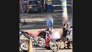 Acidente entre carro e moto mobiliza motoristas na Rua Goiás em Divinópolis
