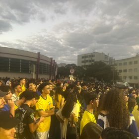 Brasil x Noruega: Torcedores lotam Praça do Mercado para a partida em Divinópolis