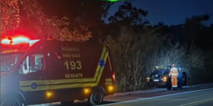 Carro atinge vaca na BR-494 em Nova Serrana e deixa três pessoas feridas durante a madrugada