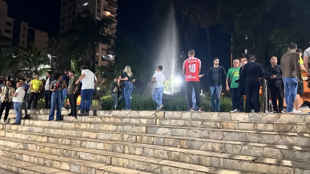 ador Cleitinho Azevedo concede coletiva na Pra&ccedil;a do Santu&aacute;rio sobre candidatura ao Governo de Minas.