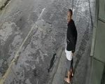 Suspeito de furto de bicicleta em prédio de Divinópolis registrado por câmera de segurança