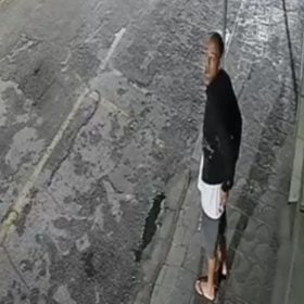 Suspeito de furto de bicicleta em prédio de Divinópolis registrado por câmera de segurança
