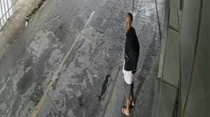 Suspeito de furto de bicicleta em prédio de Divinópolis registrado por câmera de segurança