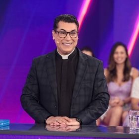 Padre Christian Shankar durante participação no Programa Silvio Santos ao lado de Padre Fábio de Melo