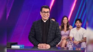 Padre Christian Shankar durante participação no Programa Silvio Santos ao lado de Padre Fábio de Melo