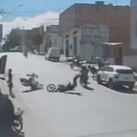 Equipe do SAMU atende acidente entre motos em Nova Serrana