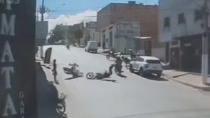 Equipe do SAMU atende acidente entre motos em Nova Serrana