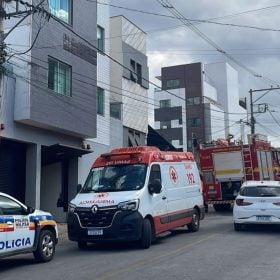 Corpo de Bombeiros combate incêndio em residência no bairro Sidil, em Divinópolis