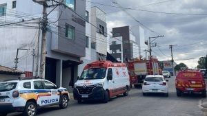 Corpo de Bombeiros combate incêndio em residência no bairro Sidil, em Divinópolis