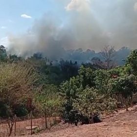 Área utilizada como bota-fora com acúmulo de lixo e focos de incêndio em Divinópolis