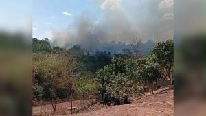Área utilizada como bota-fora com acúmulo de lixo e focos de incêndio em Divinópolis