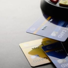 Brasileiros utilizam cartão de crédito para pagar despesas essenciais