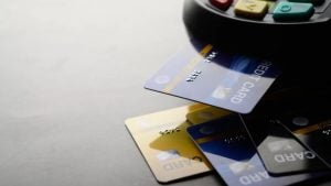 Brasileiros utilizam cartão de crédito para pagar despesas essenciais