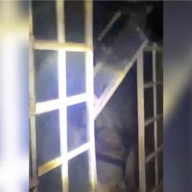 Casa destruída por incêndio após suspeito atear fogo em residência de mulher em Bambuí