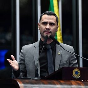 Cleitinho Azevedo durante evento político em Minas Gerais antes da decisão do Republicanos