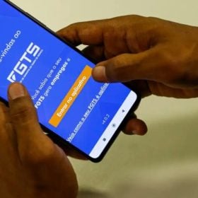 Trabalhador consulta saldo do FGTS após início do depósito do lucro de 2025 pela Caixa Econômica Federal.