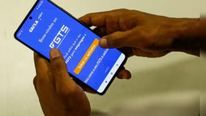 Trabalhador consulta saldo do FGTS após início do depósito do lucro de 2025 pela Caixa Econômica Federal.