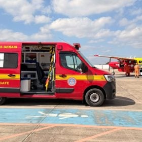 Helicóptero do Serviço Aéreo de Saúde durante transferência de bebê com cardiopatia de Divinópolis para Uberlândia.