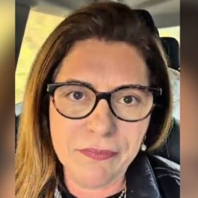 Gleide Andrade, secretária de Finanças do PT, durante manifestação sobre a reforma da previdência de Divinópolis