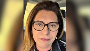 Gleide Andrade, secretária de Finanças do PT, durante manifestação sobre a reforma da previdência de Divinópolis