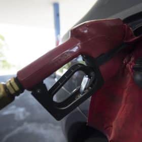 Governo inicia fim de subs&iacute;dios dos combust&iacute;veis ap&oacute;s queda no pre&ccedil;o do petr&oacute;leo