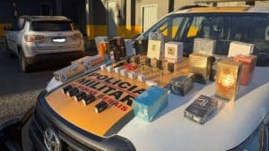 Homem &eacute; preso com perfumes e emagrecedores do Paraguai na MG-050, em Formiga